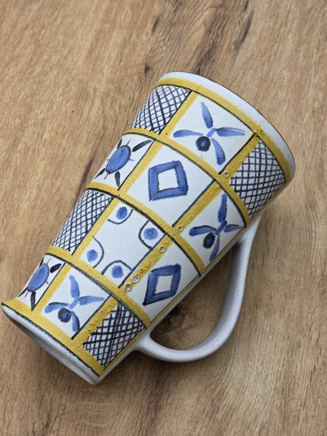 Vintage DDR-Keramik von Marschner, Modell 333, als dekorativer Krug mit blau-gelbem geometrischem Dekor aus den 1960er bis 1970er Jahren.