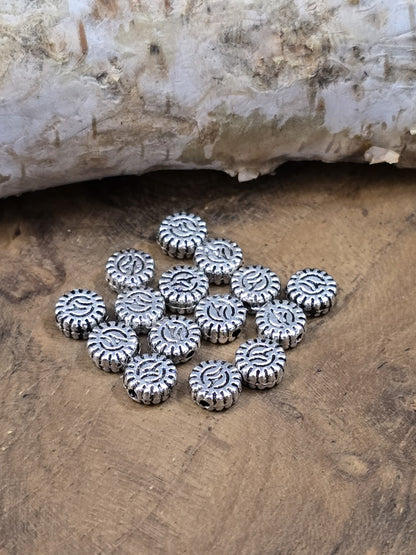 30 runde Metallperlen in antik silberner Optik mit geprägtem Ornament für DIY Schmuck