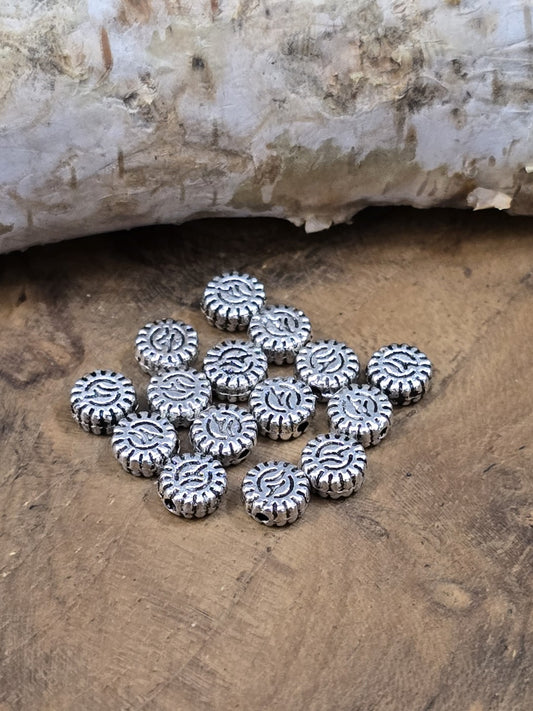30 runde Metallperlen in antik silberner Optik mit geprägtem Ornament für DIY Schmuck