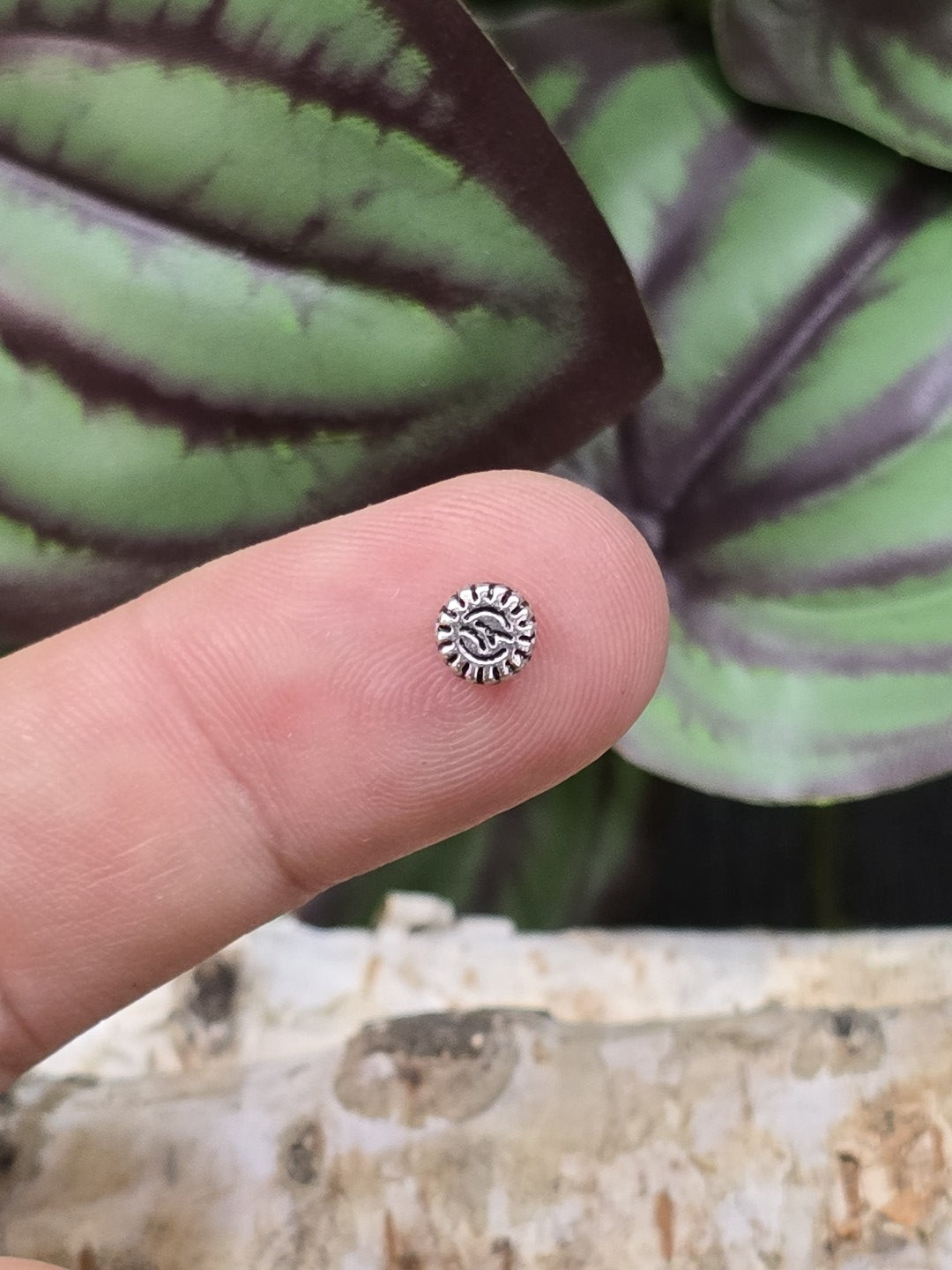 Einzelne 5 mm Spacerperle in Antik Silber mit rundem Reliefmuster als Größenansicht