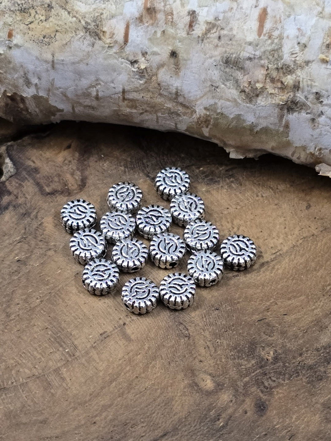 Flache Metallperlen mit Ornament und dunklen Vertiefungen für Armbänder und Ketten
