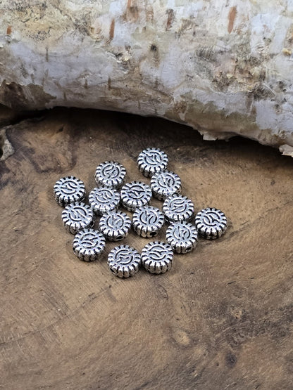 Flache Metallperlen mit Ornament und dunklen Vertiefungen für Armbänder und Ketten