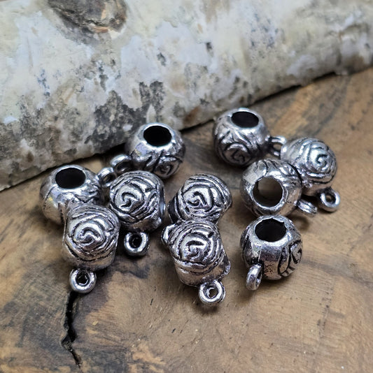 10 runde Metallperlen in Antiksilber mit Rosenmotiv und großer Öse. Größe: 8 x 12 mm, Fädelloch: 4 mm. Perfekt für Armbänder, Ketten und zum Befestigen kleiner Anhänger. Ideal für romantische Schmuckdesigns und traditionelle Kreationen.