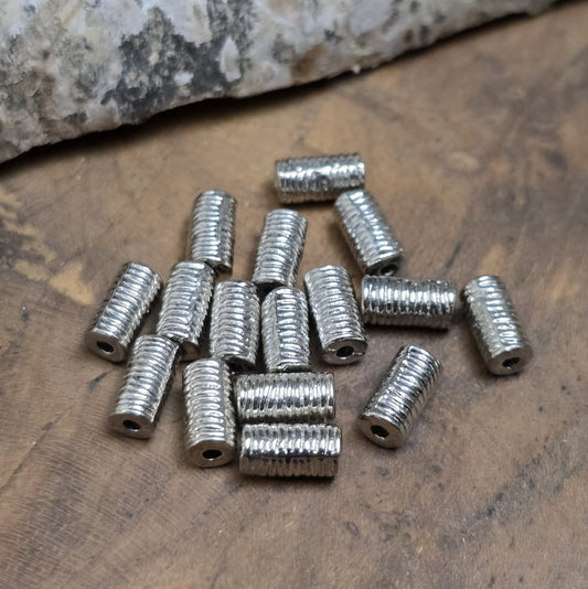 16 Metallperlen in Walzenform – Antiksilberfarben, mit feiner Struktur, 7 mm

Diese kleinen, länglich-runden Metallperlen mit antikem Finish verleihen deinen Schmuckprojekten eine elegante und vielseitige Note. Perfekt geeignet als Abstandhalter oder dezente Akzente, sorgen sie für das gewisse Etwas in deinen Kreationen.