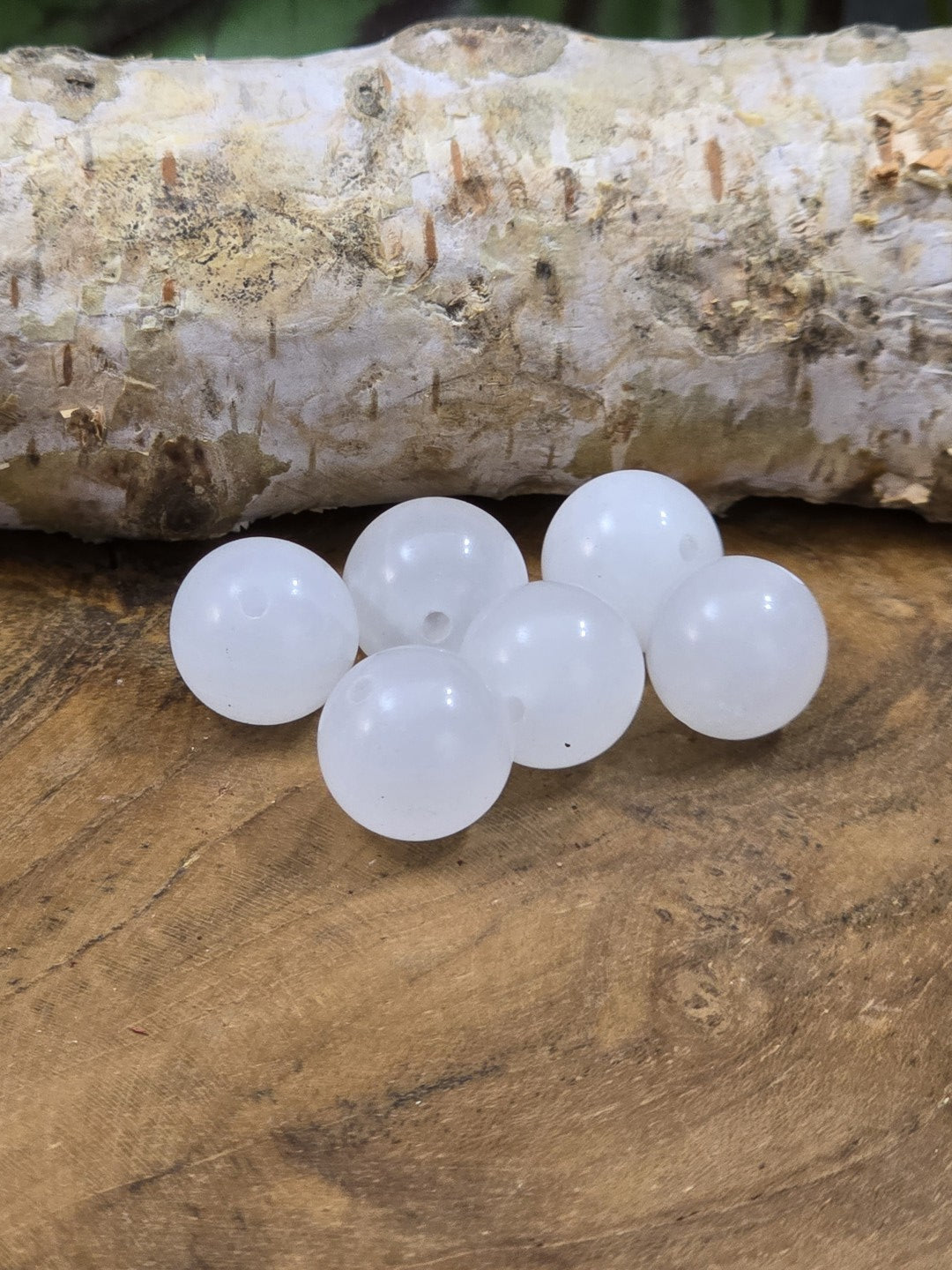 Sechs weiße Milchquarz-Perlen in runder Form mit Bohrung für Schmuckherstellung und DIY-Armbänder