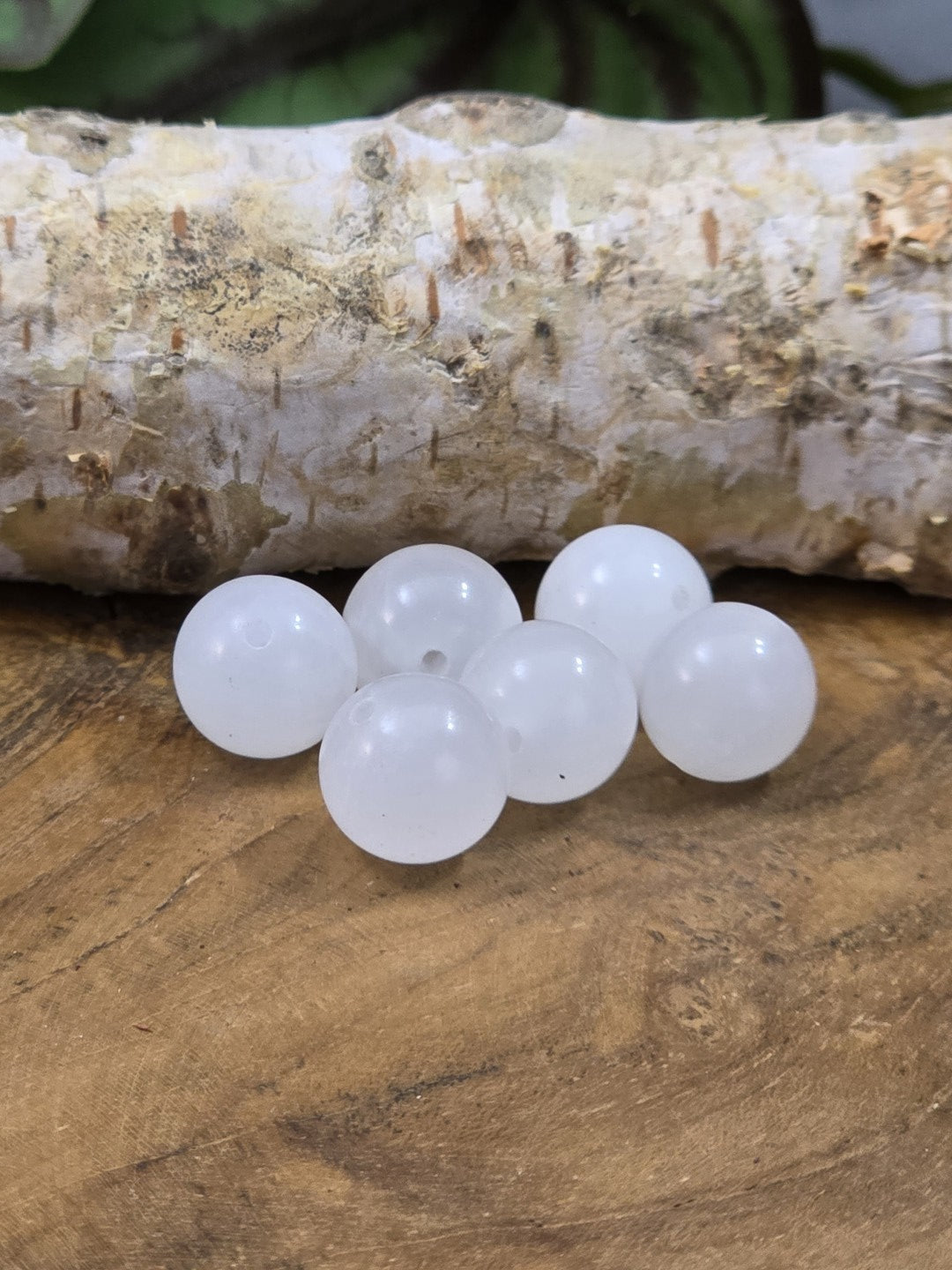 Set aus sechs runden Milchquarz-Perlen in Weiß für Ketten, Armbänder und Schmuckdesign