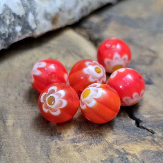 Das Bild zeigt 6 Millefiori Glasperlen – Rot – 8mm – Farbenfrohe Akzente für deine Schmuckkreationen
