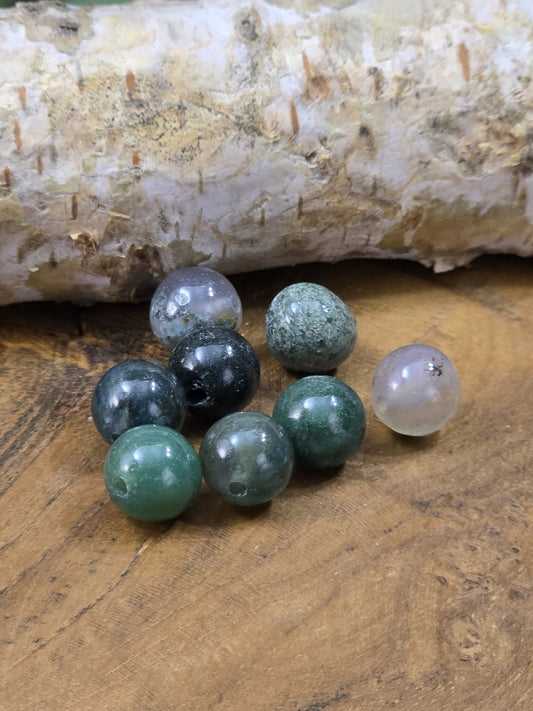 Acht runde Moosachat-Perlen in Grün, Grau und transparenten Nuancen mit natürlicher Maserung für DIY-Schmuck
