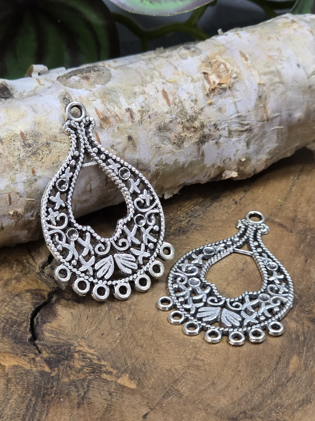 Zwei silberfarbene Schmuckverbinder mit mehreren Ösen für Boho Ohrringe und Anhänger