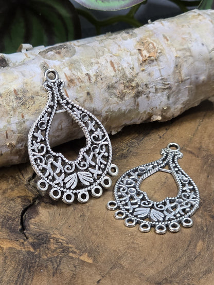 Zwei silberfarbene Schmuckverbinder mit mehreren Ösen für Boho Ohrringe und Anhänger