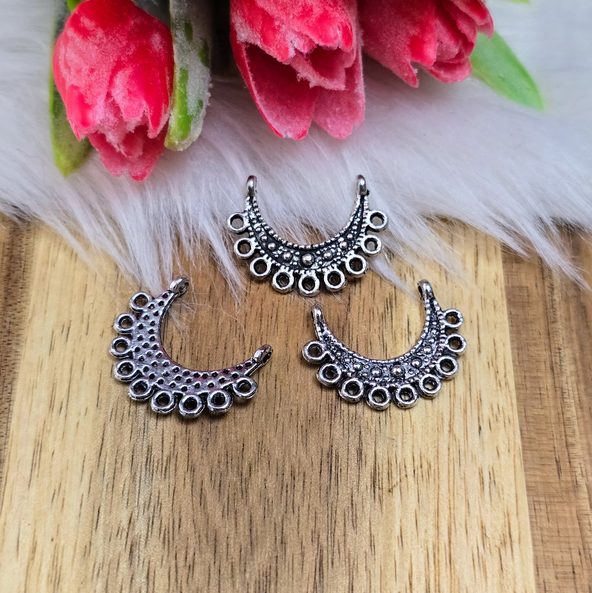 Set mit 6 antik silberfarbenen Schmuckverbindern im Ethno-Stil – Halbkreisform mit 11 Ösen – ideal für DIY-Ketten, Armbänder und Ohrschmuck – robust & dekorativ.