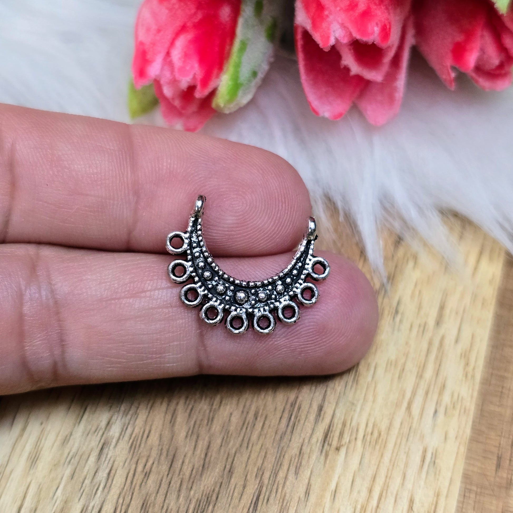 Set mit 6 antik silberfarbenen Schmuckverbindern im Ethno-Stil – Halbkreisform mit 11 Ösen – ideal für DIY-Ketten, Armbänder und Ohrschmuck – robust & dekorativ.