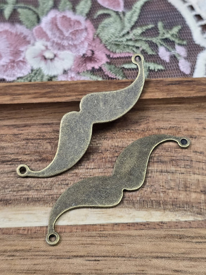 Vorder- und Rückseite der Mustache-Verbinder aus Metall für Armbänder und Ketten.
