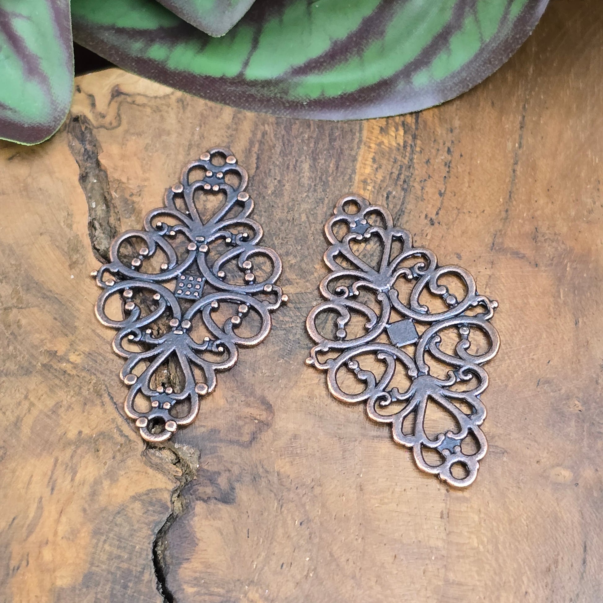 2 nostalgische Verbinder im Vintage-Stil – antik kupferfarben, 41 mm – beidseitig nutzbar, ideal für Schmuck oder Deko.