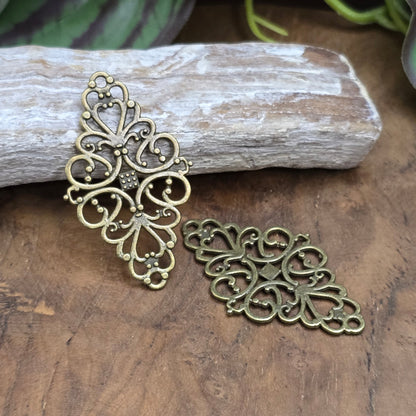 2 nostalgische Zierteile im Vintage-Stil – 41 mm, antik Bronze – ideal für Schmuck, Accessoires, Taschen oder kreative DIY-Projekte. Beidseitig verwendbar, mit Ösen.