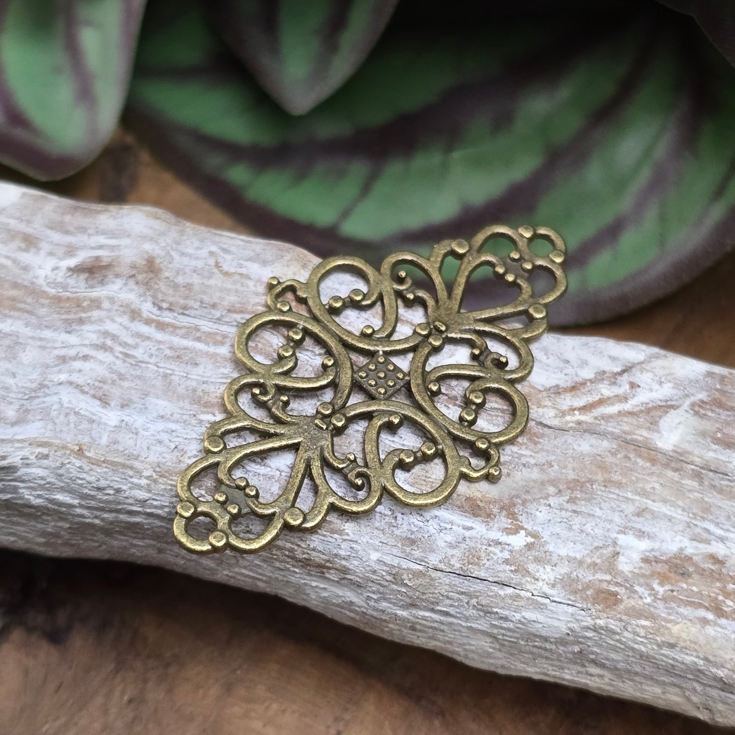 2 nostalgische Zierteile im Vintage-Stil – 41 mm, antik Bronze – ideal für Schmuck, Accessoires, Taschen oder kreative DIY-Projekte. Beidseitig verwendbar, mit Ösen.