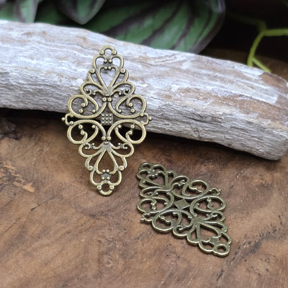 2 nostalgische Zierteile im Vintage-Stil – 41 mm, antik Bronze – ideal für Schmuck, Accessoires, Taschen oder kreative DIY-Projekte. Beidseitig verwendbar, mit Ösen.