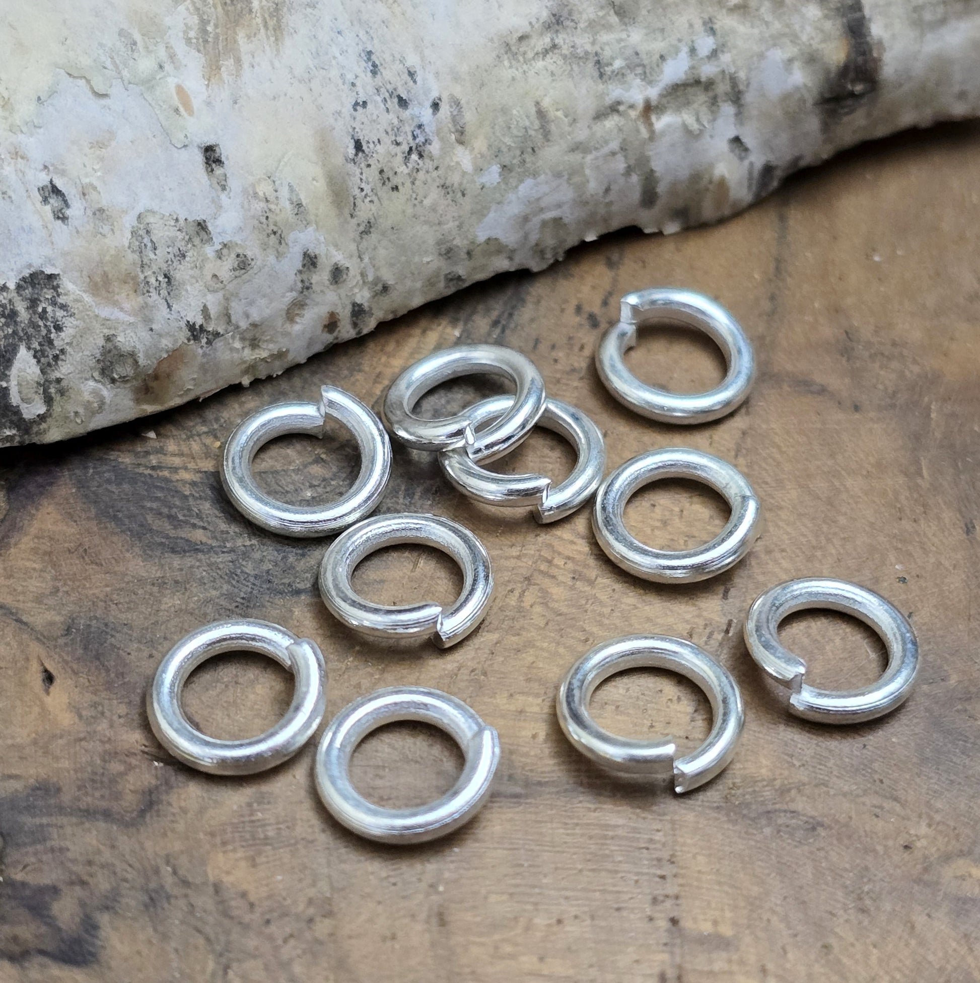 10 Ringel Biegeringe offen - versilbert 1,5 x 8 mm

Diese offenen Biegeringe sind ideal für die Schmuckfertigung zum Beispiel als Anhängeröse für Kettenanhänger oder als Verbindungsringe.
