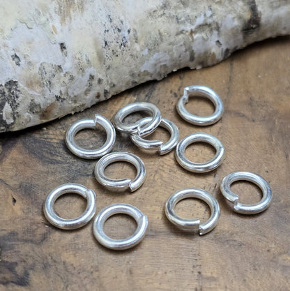 10 Ringel Biegeringe offen - versilbert 1,5 x 8 mm

Diese offenen Biegeringe sind ideal für die Schmuckfertigung zum Beispiel als Anhängeröse für Kettenanhänger oder als Verbindungsringe.