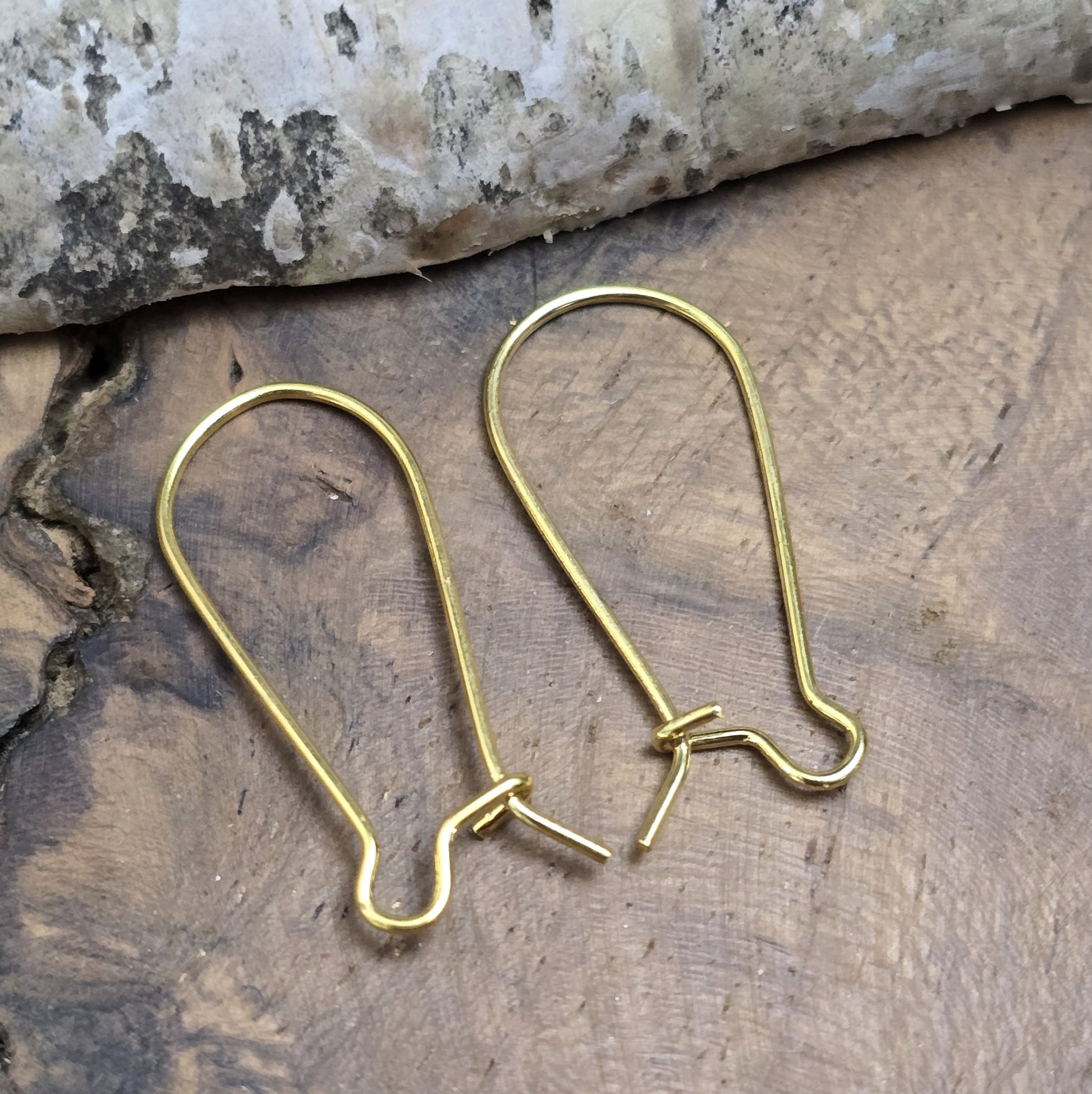 5 Paar vergoldete Kidney-Ohrhaken, 25 x 11 mm. Die Ohrhaken haben eine nierenartige Form und ermöglichen einfaches Einhängen von Anhängern oder Perlen. Ideal für die Herstellung von Ohrringen. 
