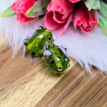 2 olivgrüne Glasperlen mit rosa & schwarzen Bumps. Handgefertigt in Indien – für auffällige DIY-Ketten, Armbänder und kreative Schmuckideen mit Struktur.