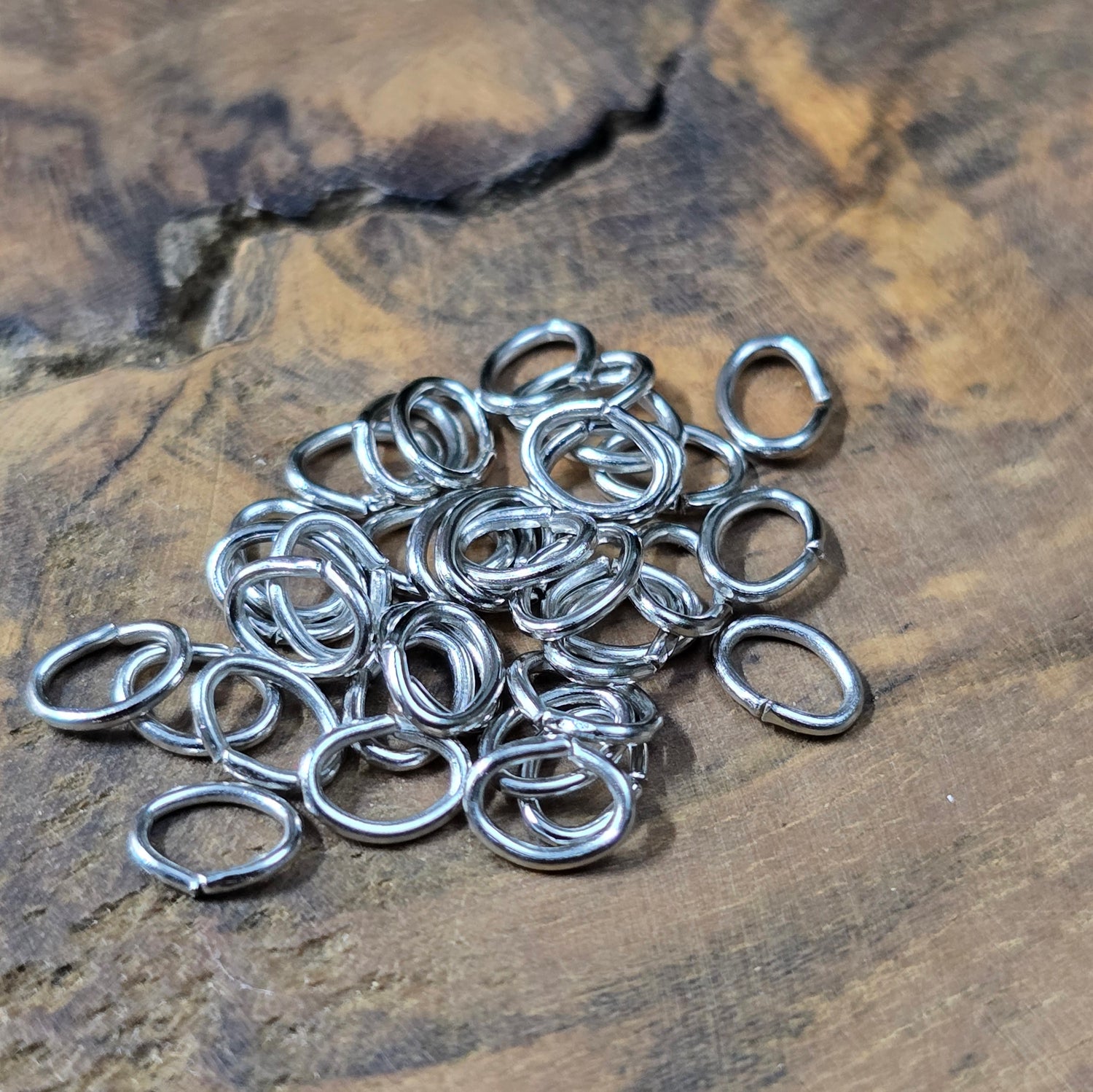50 ovale Biegeringe in Rhodium-Optik (5,4 x 4,1 mm). Perfekt als Verbindungsringe für Anhänger, Ketten & Armbänder. Unverzichtbares Schmuckzubehör für deine DIY-Projekte.