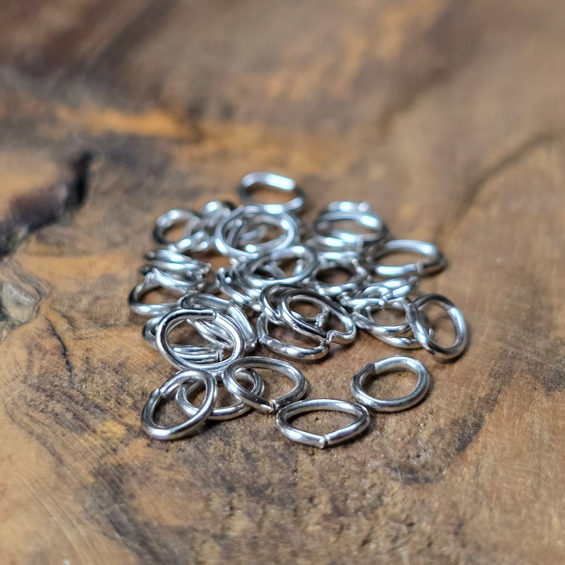 50 ovale Biegeringe in Rhodium-Optik (5,4 x 4,1 mm). Perfekt als Verbindungsringe für Anhänger, Ketten & Armbänder. Unverzichtbares Schmuckzubehör für deine DIY-Projekte.