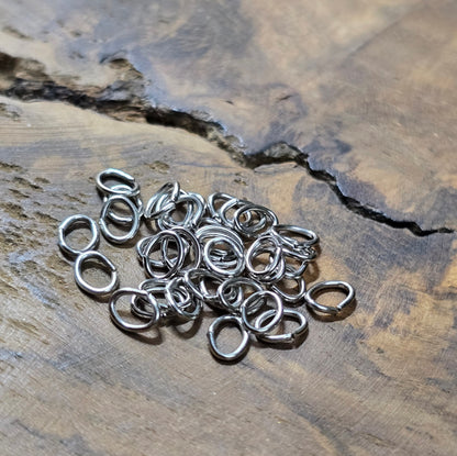 50 ovale Biegeringe in Rhodium-Optik (5,4 x 4,1 mm). Perfekt als Verbindungsringe für Anhänger, Ketten & Armbänder. Unverzichtbares Schmuckzubehör für deine DIY-Projekte.