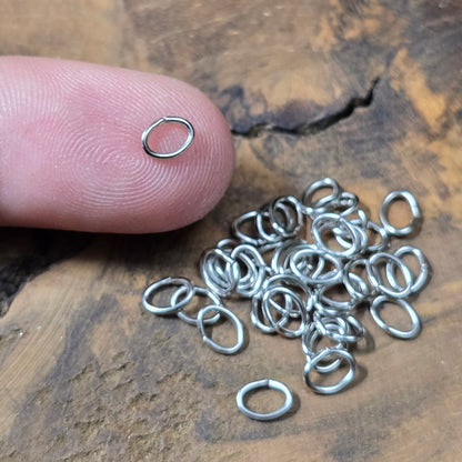 50 ovale Biegeringe in Rhodium-Optik (5,4 x 4,1 mm). Perfekt als Verbindungsringe für Anhänger, Ketten & Armbänder. Unverzichtbares Schmuckzubehör für deine DIY-Projekte.