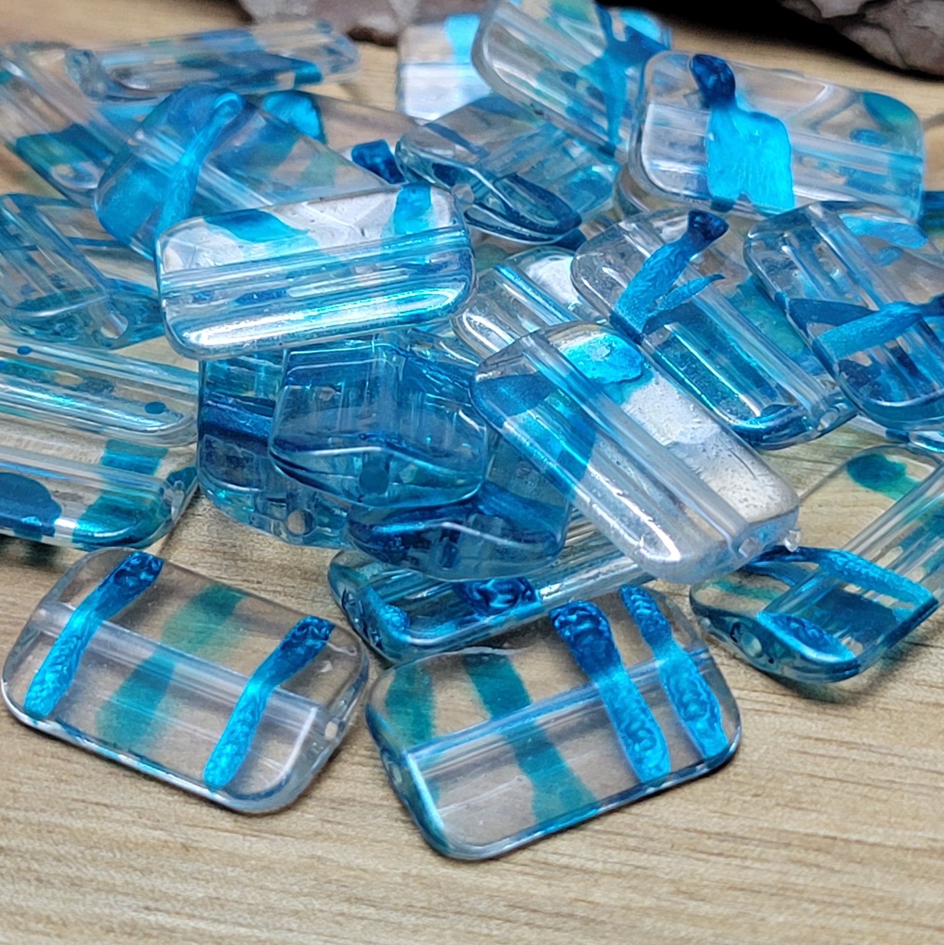 Mit 28 leichten Perlen aus klarem Acryl in Kissenform, die mit faszinierenden petrolfarbenen Akzenten verziert sind, eröffnen sich grenzenlose kreative Möglichkeiten.  Diese vielseitigen Perlen sind nicht nur perfekt für die Schmuckherstellung, sondern auch ideal für DIY-Projekte wie das Gestalten von luftigen Ketten, funkelnden Perlenvorhängen, auffälligen Suncatchern, oder einzigartigen Schlüsselanhängern.