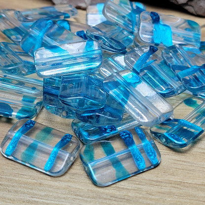 Mit 28 leichten Perlen aus klarem Acryl in Kissenform, die mit faszinierenden petrolfarbenen Akzenten verziert sind, eröffnen sich grenzenlose kreative Möglichkeiten.  Diese vielseitigen Perlen sind nicht nur perfekt für die Schmuckherstellung, sondern auch ideal für DIY-Projekte wie das Gestalten von luftigen Ketten, funkelnden Perlenvorhängen, auffälligen Suncatchern, oder einzigartigen Schlüsselanhängern.