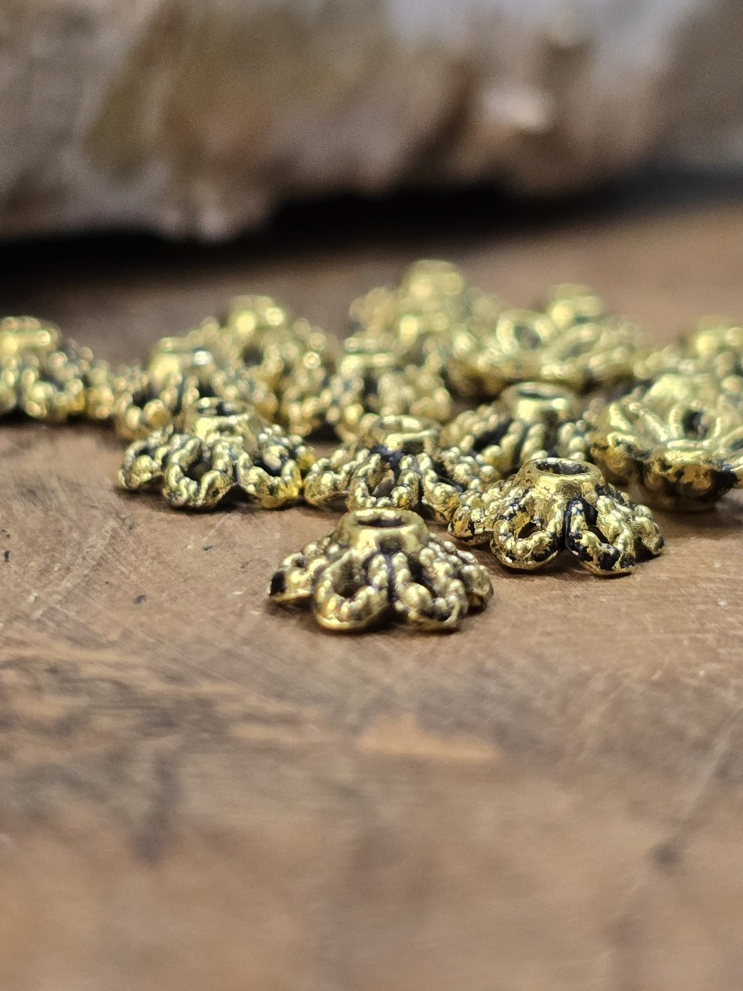 Verzierte Perlenkappen in Antikgold als Schmuckzubehör für kreative Bastelprojekte