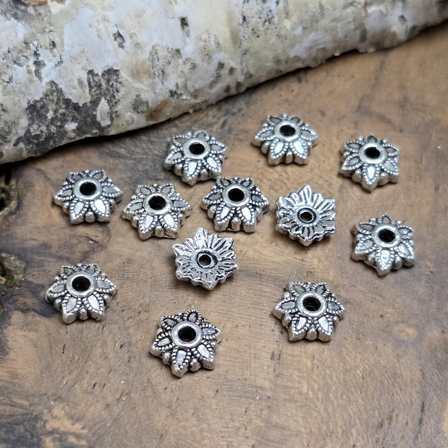 Perlenkappen in antikem Silberton mit 7 mm Durchmesser, ideal zum Schutz und zur stilvollen Verzierung von Glas-, Acryl- oder Edelsteinperlen.