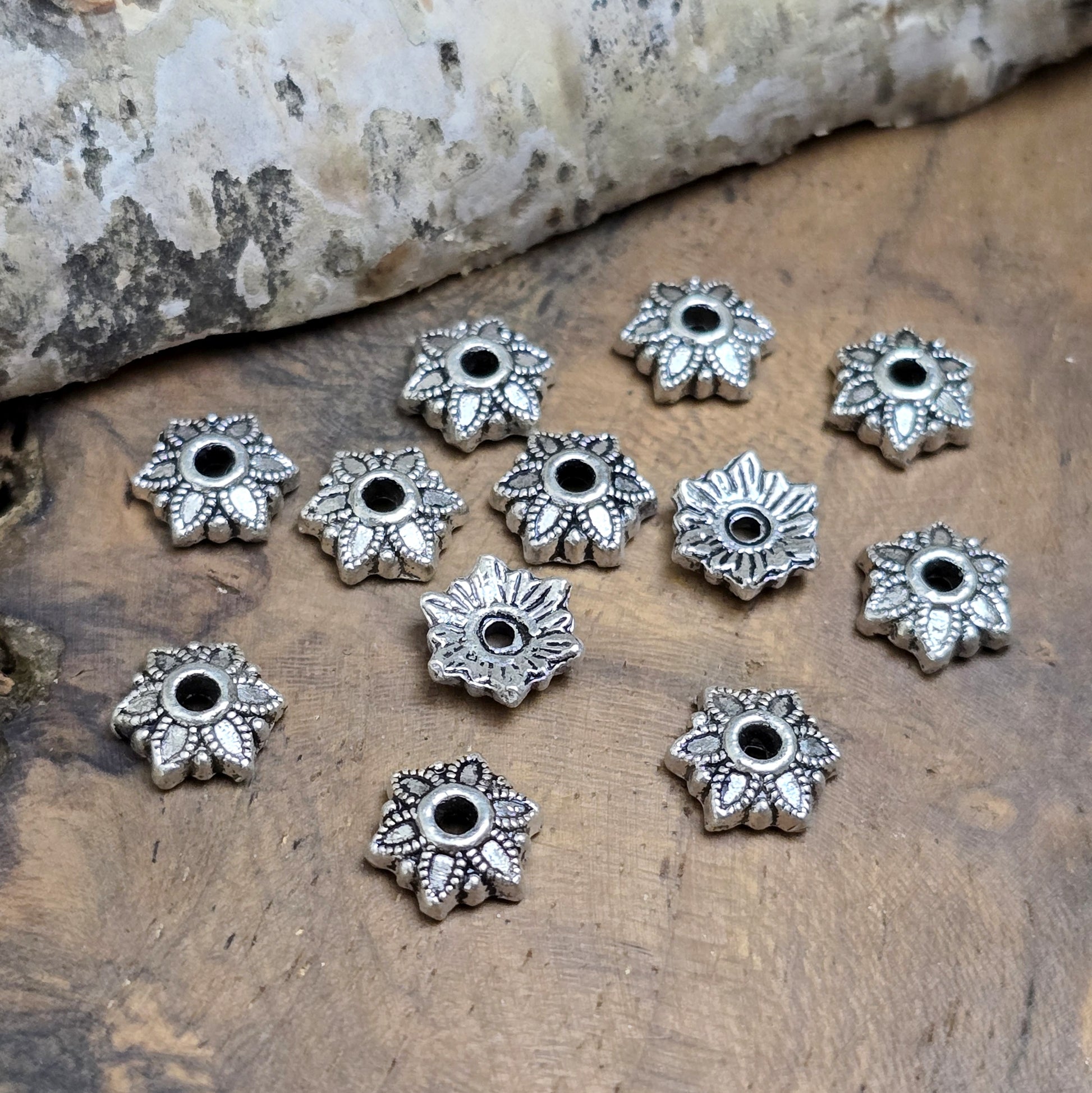 Perlenkappen in antikem Silberton mit 7 mm Durchmesser, ideal zum Schutz und zur stilvollen Verzierung von Glas-, Acryl- oder Edelsteinperlen.