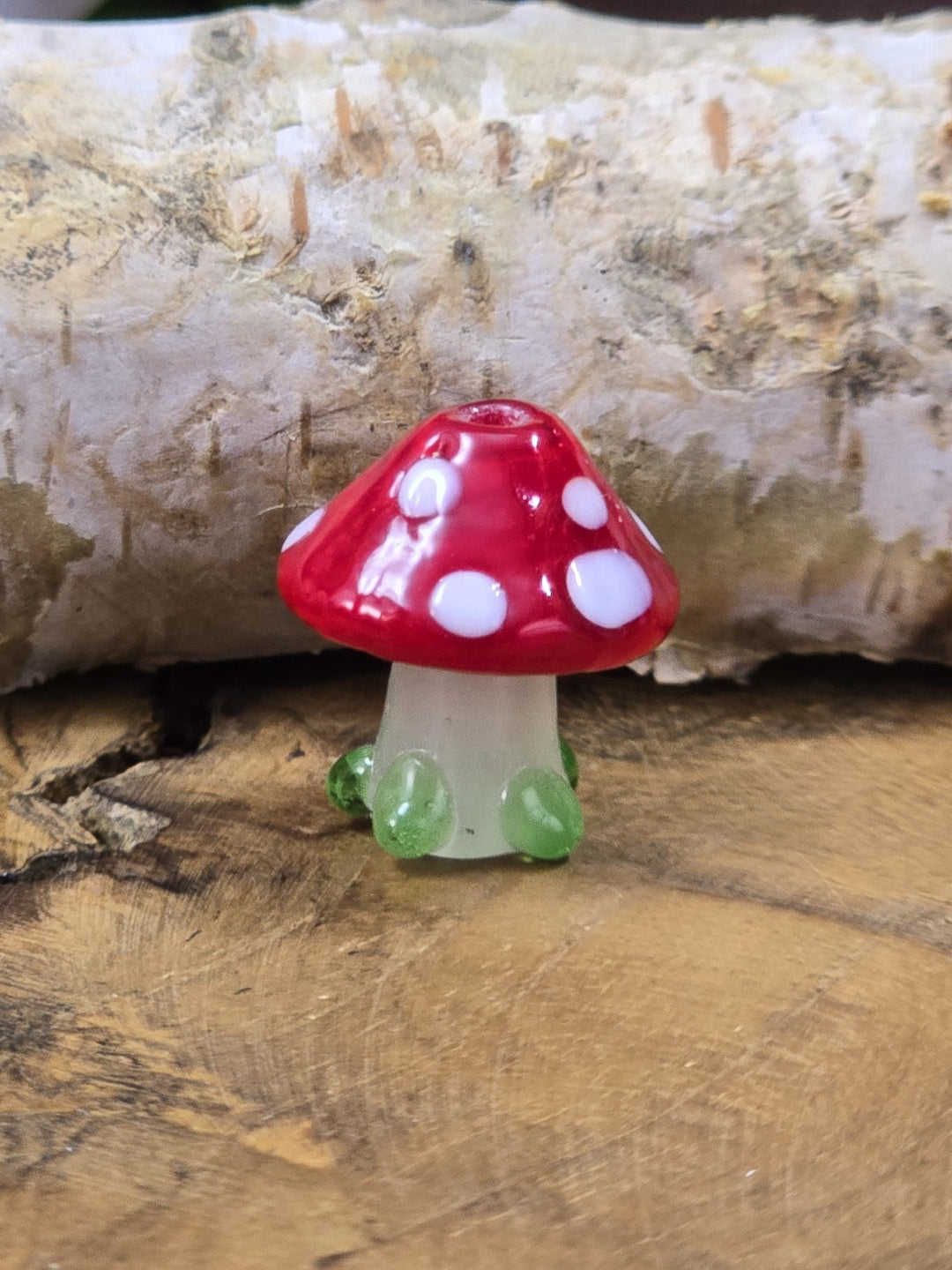 Rote Fliegenpilz-Glasperle mit weißen Punkten und grünem Fuß für DIY-Schmuck