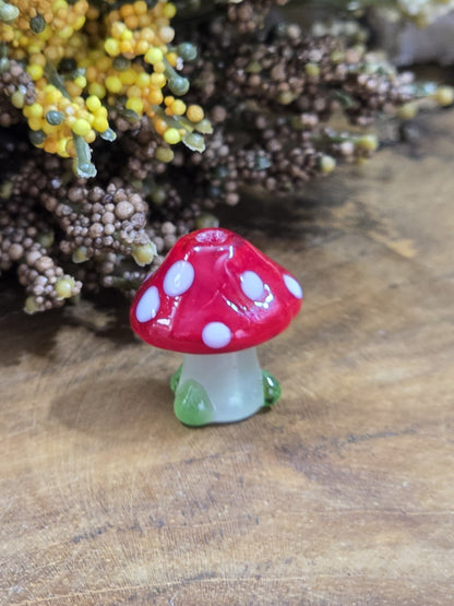 Rote Pilz-Glasperle mit weißen Punkten als dekoratives Element für DIY-Schmuck