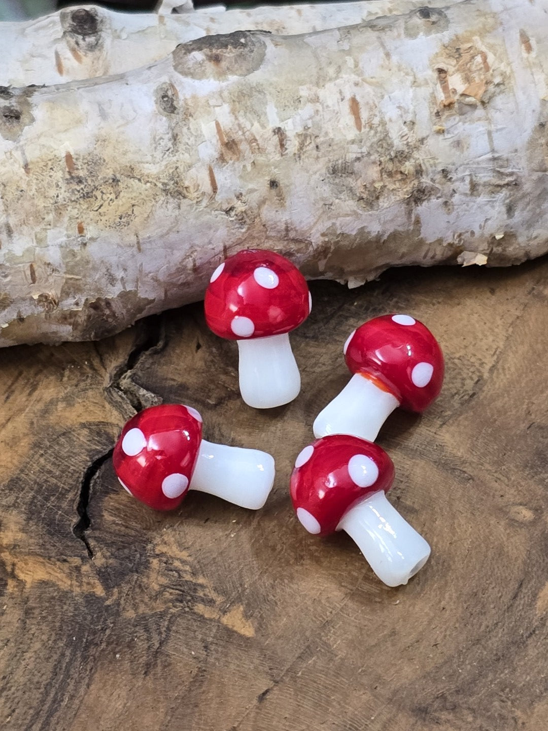 4er-Set glänzender Fliegenpilz-Glasperlen für märchenhaften Schmuck und Accessoires