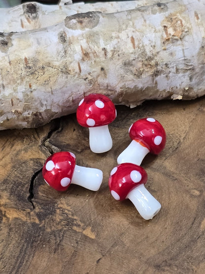4er-Set glänzender Fliegenpilz-Glasperlen für märchenhaften Schmuck und Accessoires