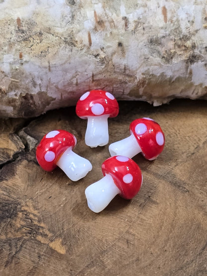4er-Set kleiner Fliegenpilzperlen aus Glas für Armbänder, Ketten und Bastelprojekte