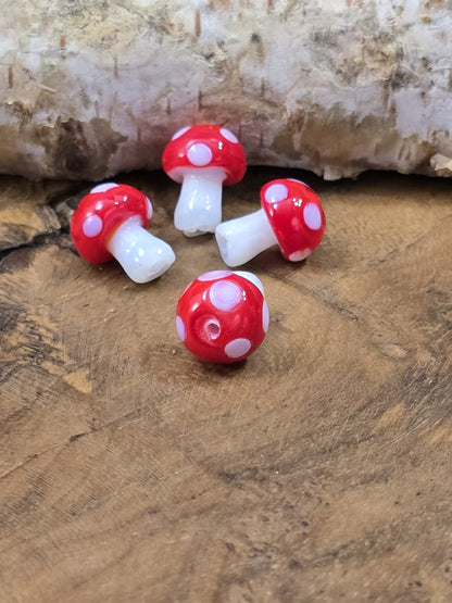Kleine glänzende Glasperlen in Fliegenpilzform für märchenhaften DIY-Schmuck