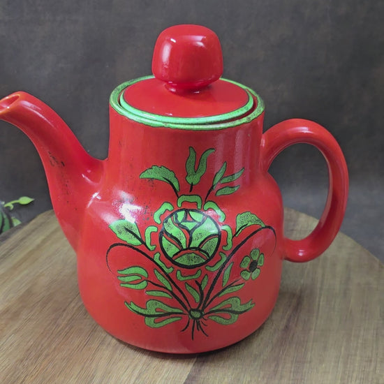 Zeller Keramik Kaffeekanne „Anoushka“ – leuchtend rot mit grünem Blumendekor. 70er-Designklassiker für Sammler, Küche oder Retro-Deko. Ein echtes Must-Have!
