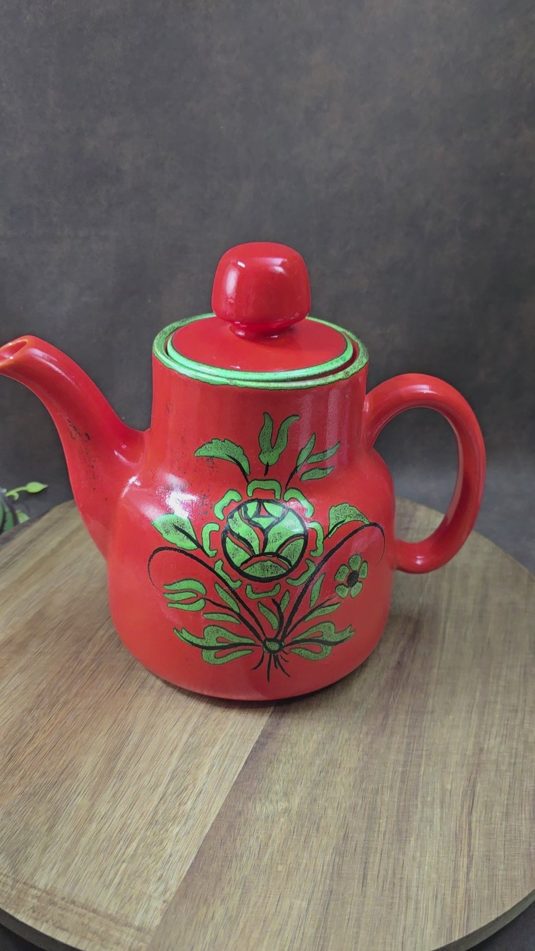 Zeller Keramik Kaffeekanne „Anoushka“ – leuchtend rot mit grünem Blumendekor. 70er-Designklassiker für Sammler, Küche oder Retro-Deko. Ein echtes Must-Have!