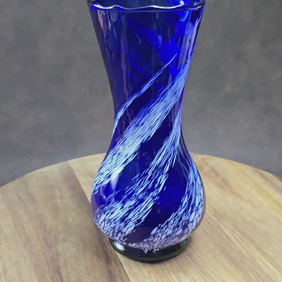 Mundgeblasene Vintage-Vase aus blauem Glas mit weißen Wirbeln, 19 cm hoch, 70er Jahre DDR. Authentisches Designobjekt mit kleinen Gebrauchsspuren.