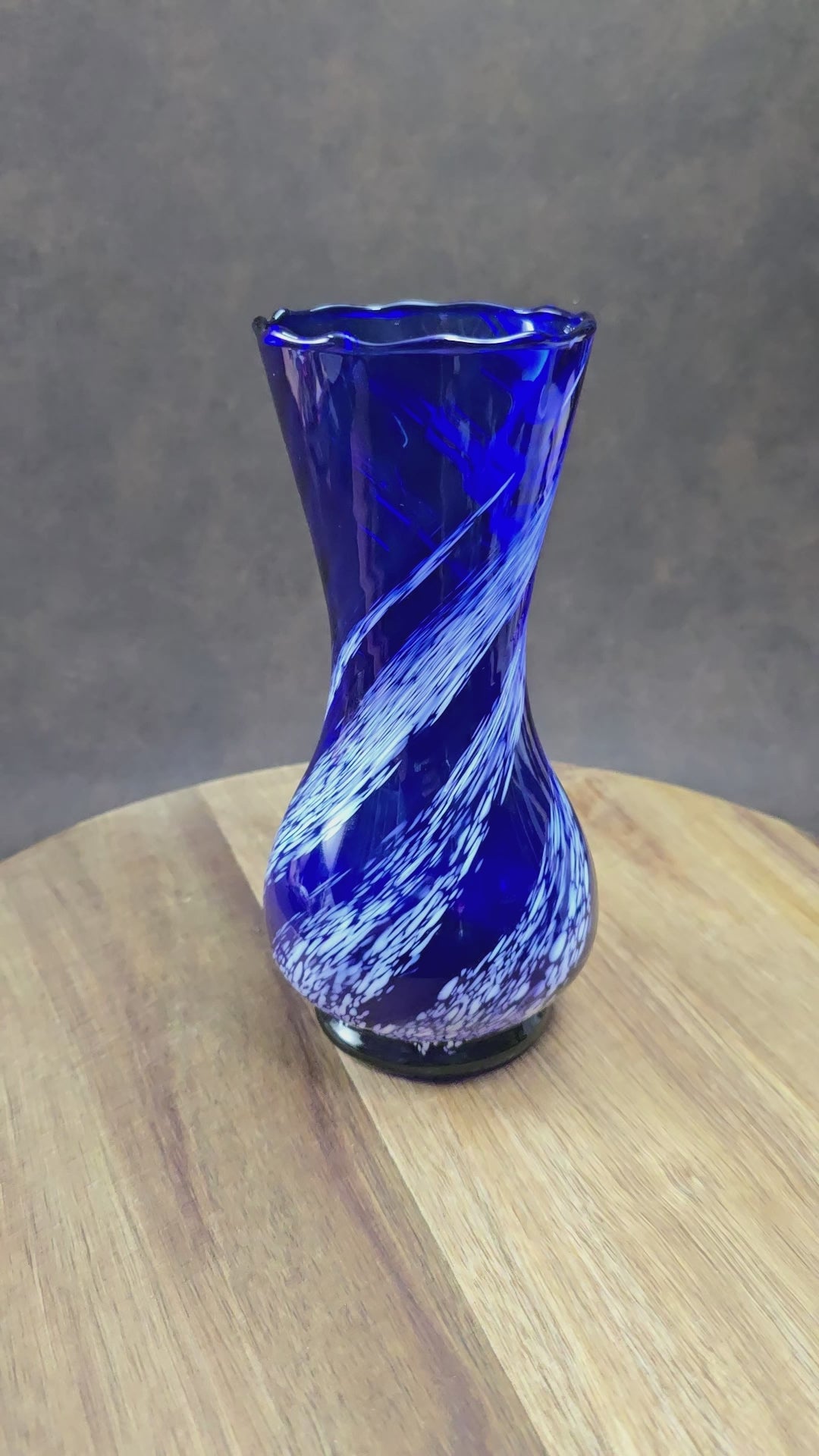 Mundgeblasene Vintage-Vase aus blauem Glas mit weißen Wirbeln, 19 cm hoch, 70er Jahre DDR. Authentisches Designobjekt mit kleinen Gebrauchsspuren.