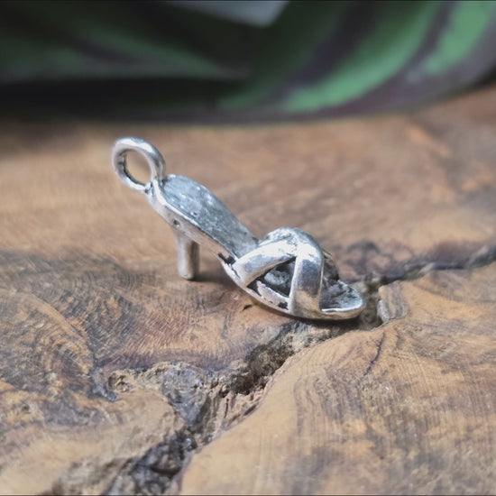 8 Charms in Form von Pumps, antik-silberfarben, ca. 23 mm – perfekt für Schlüsselanhänger, Schmuck & DIY-Projekte.