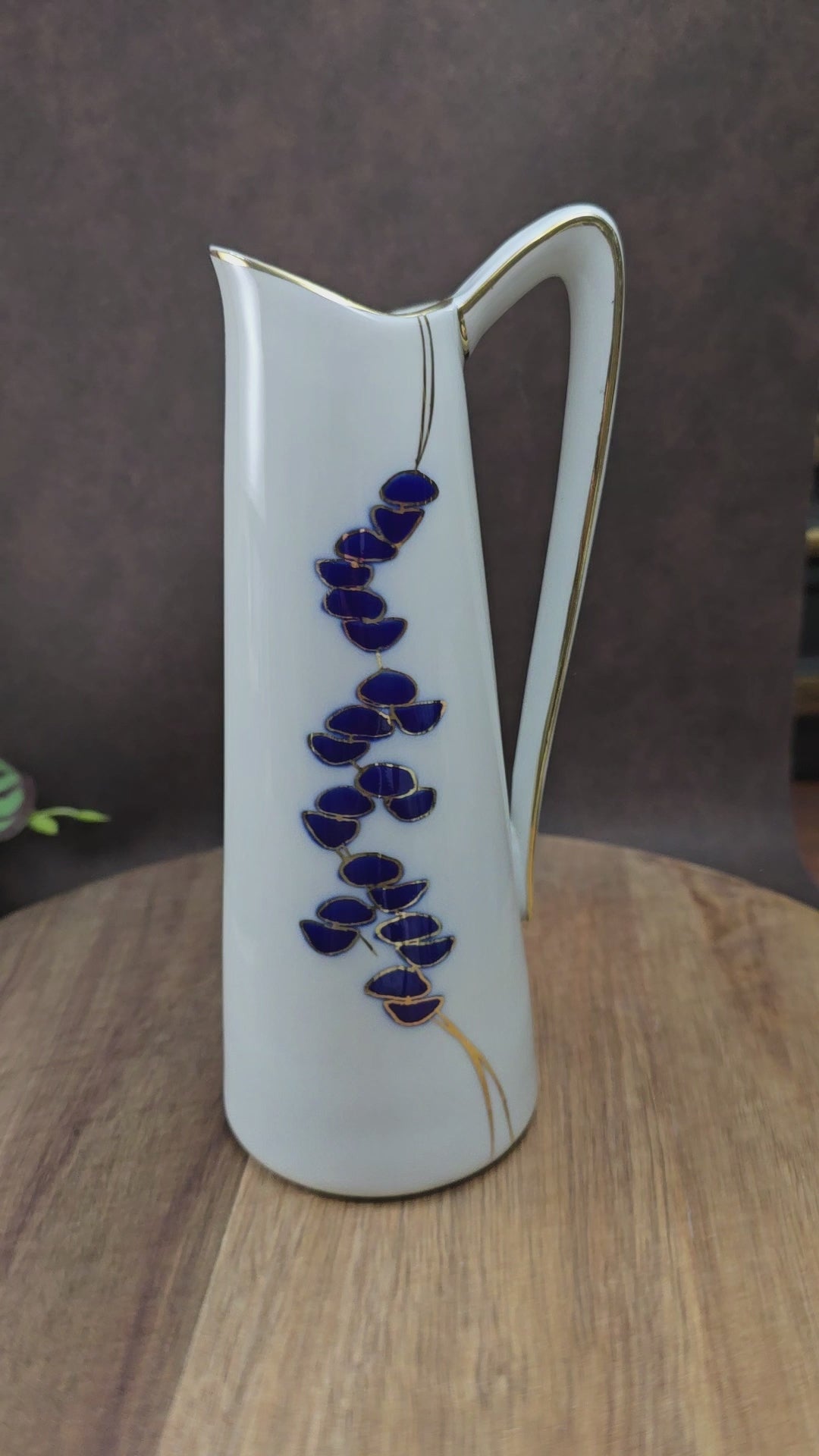 Porzellan-Henkelvase aus der DDR mit Kobaltblau und Gold – stilvolle Vintage-Dekoration mit internationalem Designflair.