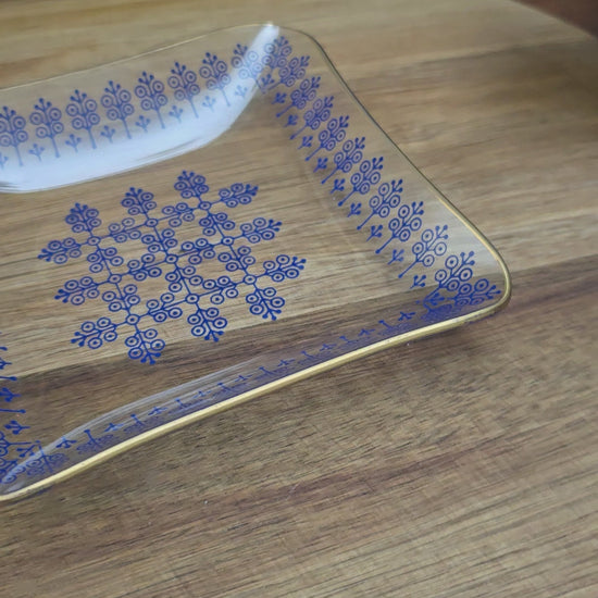 Kleine Vintage Glasschale (13 cm) von VEB Thermoform Olbernhau – 1970er – mit blauem Dekor & Goldrand. Ideal für Snacks, Pralinen oder als Dekoschälchen.