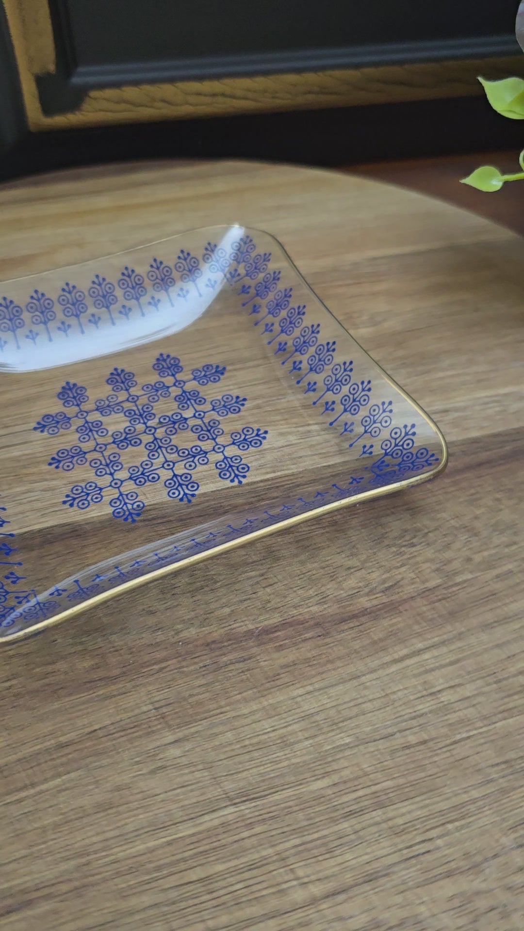 Kleine Vintage Glasschale (13 cm) von VEB Thermoform Olbernhau – 1970er – mit blauem Dekor & Goldrand. Ideal für Snacks, Pralinen oder als Dekoschälchen.