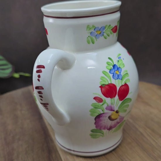 Handbemalter Keramik-Krug von Chodovia aus den 1960er-Jahren. Mit floralem Dekor im Landhausstil – ideal als kleine Vase oder nostalgische Vintage-Dekoration.


