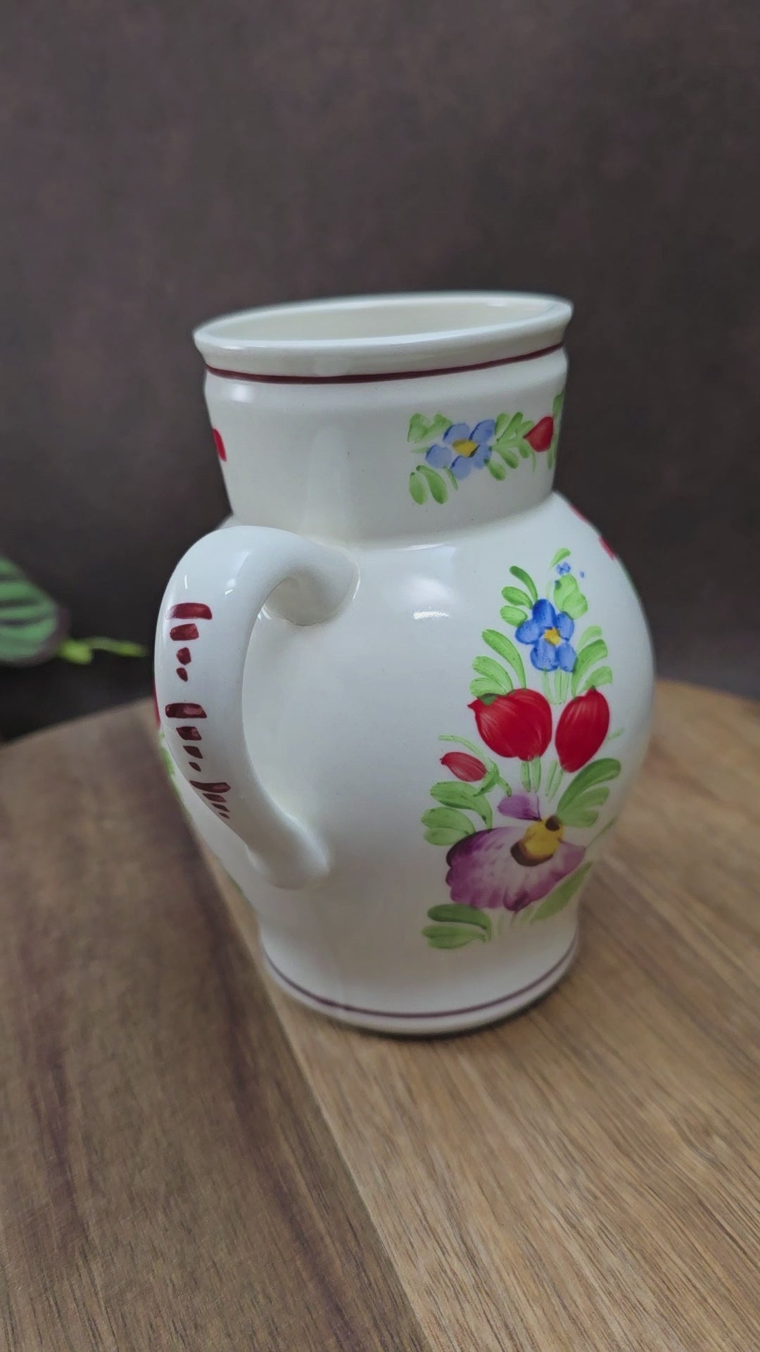 Handbemalter Keramik-Krug von Chodovia aus den 1960er-Jahren. Mit floralem Dekor im Landhausstil – ideal als kleine Vase oder nostalgische Vintage-Dekoration.

